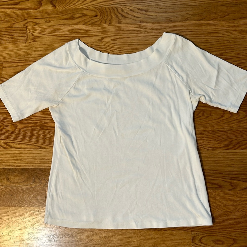 Basic scoop neck shirt